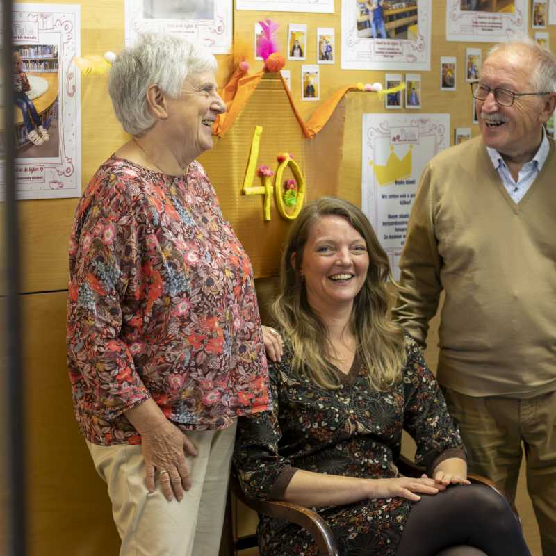 Bibliothecaris Heleen Eeman (in't midden) - © Lokaal Bestuur Herzele